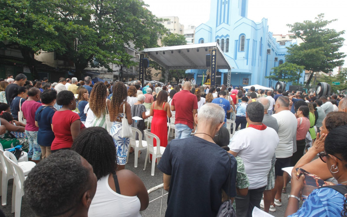 Milhares de fi&eacute;is se reuniram na Igreja Matriz de Nossa Senhora da Concei&ccedil;&atilde;o Aparecida