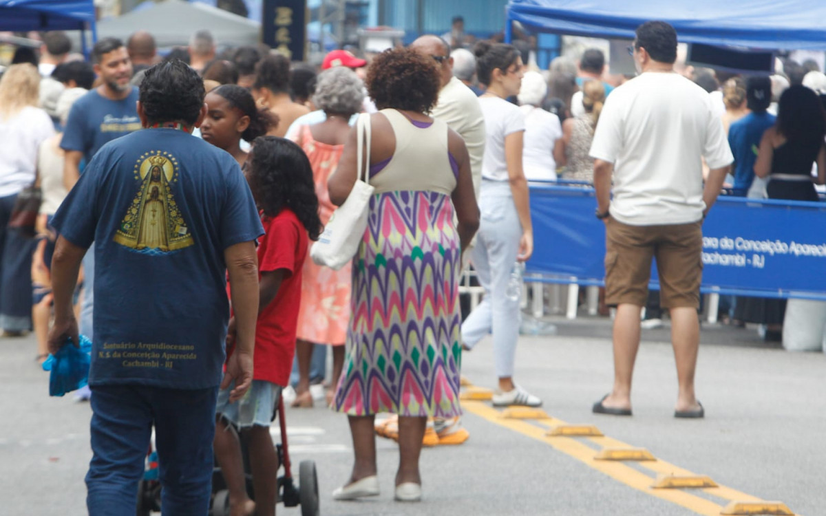 Milhares de fi&eacute;is se reuniram na Igreja Matriz de Nossa Senhora da Concei&ccedil;&atilde;o Aparecida