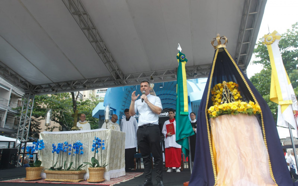Milhares de fi&eacute;is se reuniram na Igreja Matriz de Nossa Senhora da Concei&ccedil;&atilde;o Aparecida
