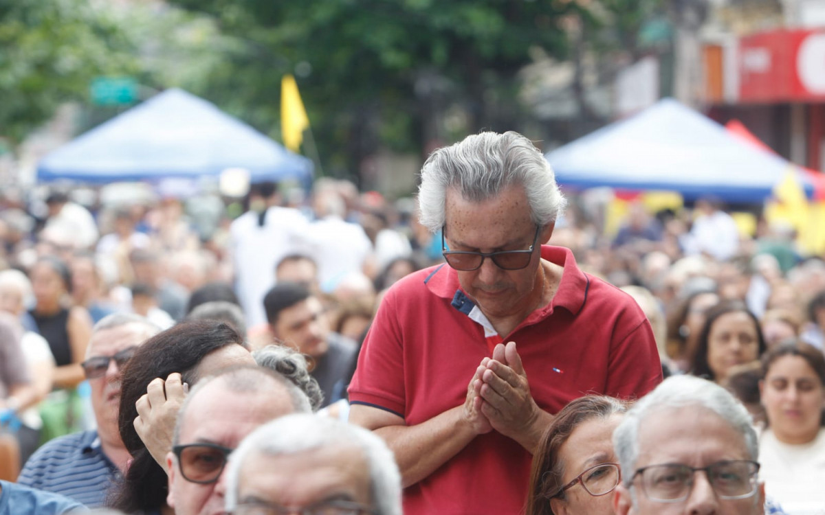 Milhares de fi&eacute;is se reuniram na Igreja Matriz de Nossa Senhora da Concei&ccedil;&atilde;o Aparecida