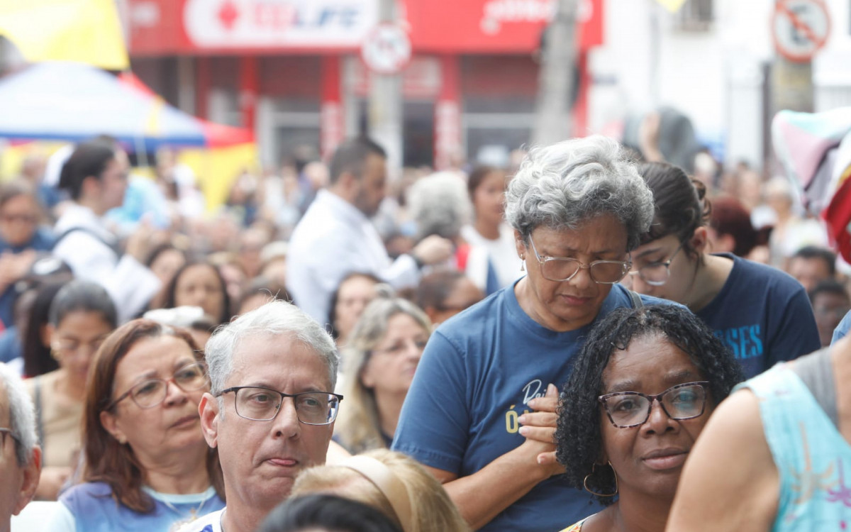 Milhares de fi&eacute;is se reuniram na Igreja Matriz de Nossa Senhora da Concei&ccedil;&atilde;o Aparecida
