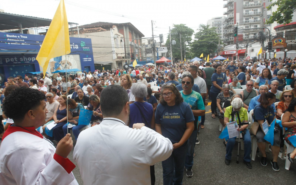 Milhares de fi&eacute;is se reuniram na Igreja Matriz de Nossa Senhora da Concei&ccedil;&atilde;o Aparecida