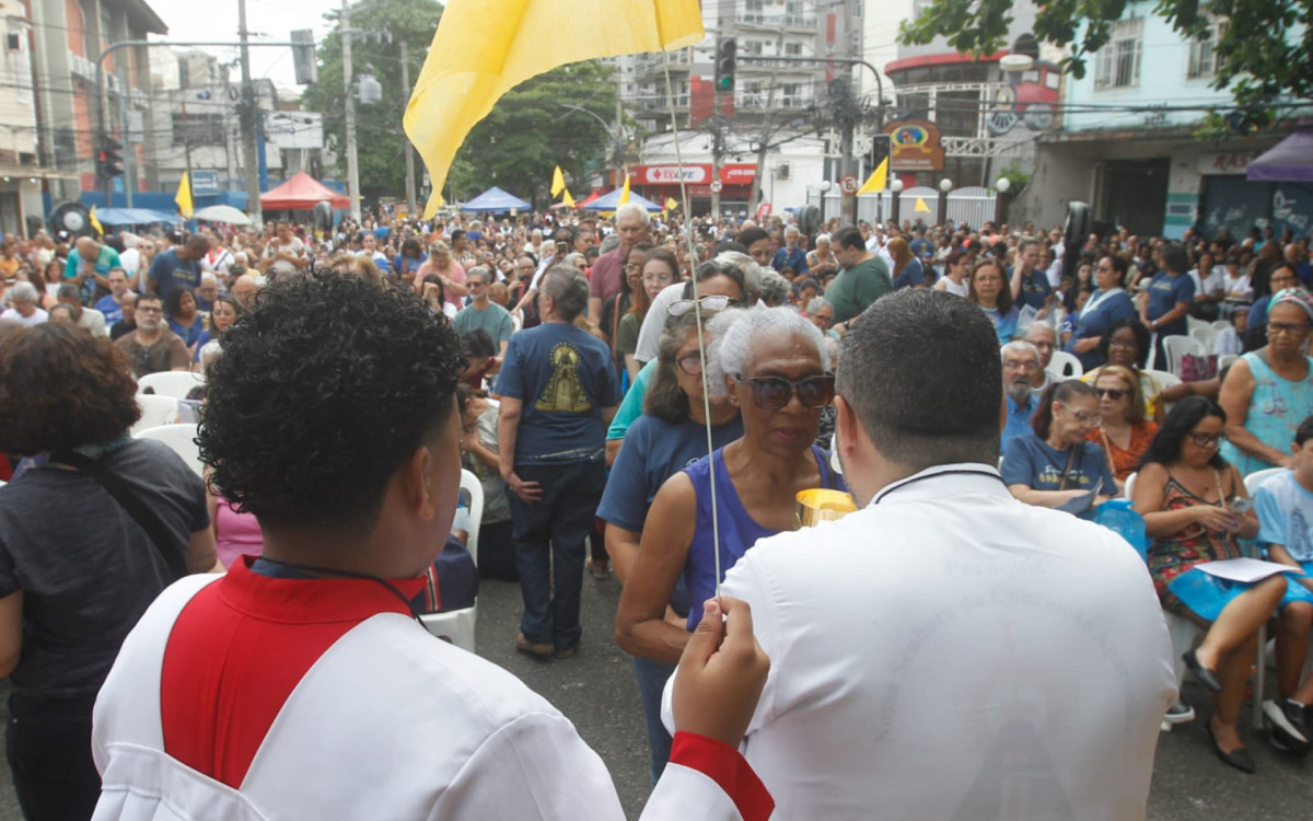 Milhares de fi&eacute;is se reuniram na Igreja Matriz de Nossa Senhora da Concei&ccedil;&atilde;o Aparecida