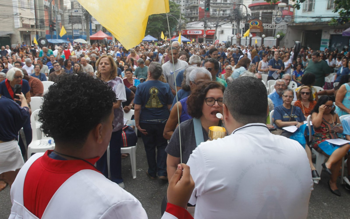 Milhares de fi&eacute;is se reuniram na Igreja Matriz de Nossa Senhora da Concei&ccedil;&atilde;o Aparecida