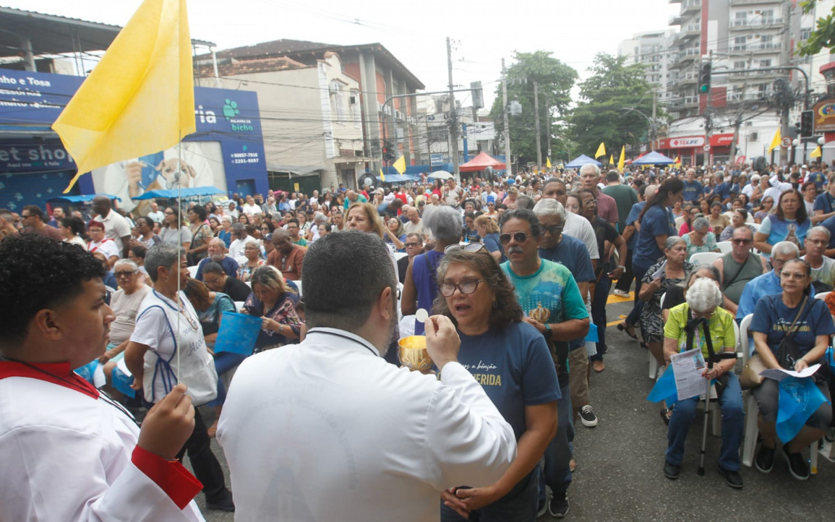 Milhares de fi&eacute;is se reuniram na Igreja Matriz de Nossa Senhora da Concei&ccedil;&atilde;o Aparecida