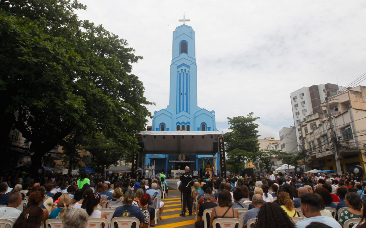 Fi&eacute;is lotaram Igreja Matriz de Nossa Senhora da Concei&ccedil;&atilde;o Aparecida