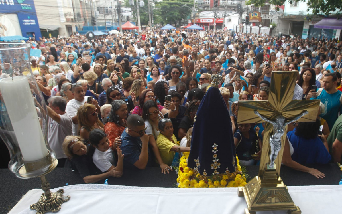 Fi&eacute;is celebram Nossa Senhora da Concei&ccedil;&atilde;o Aparecida