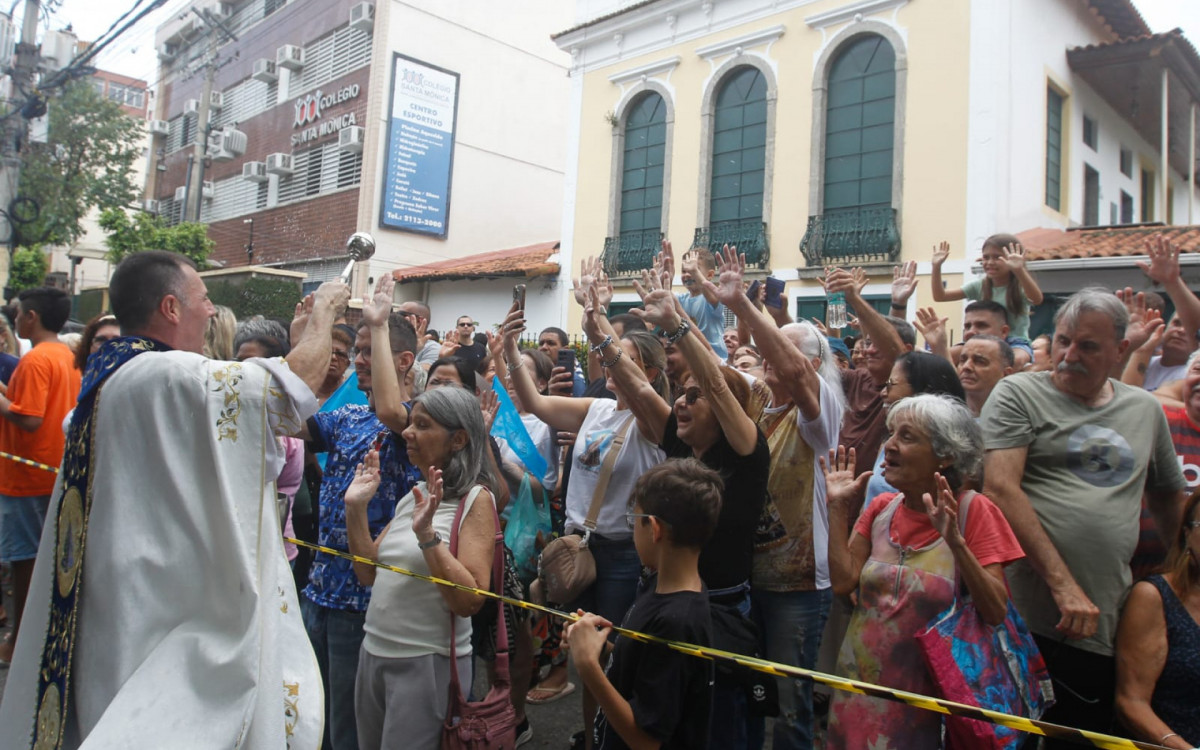 Fi&eacute;is celebram Nossa Senhora da Concei&ccedil;&atilde;o Aparecida