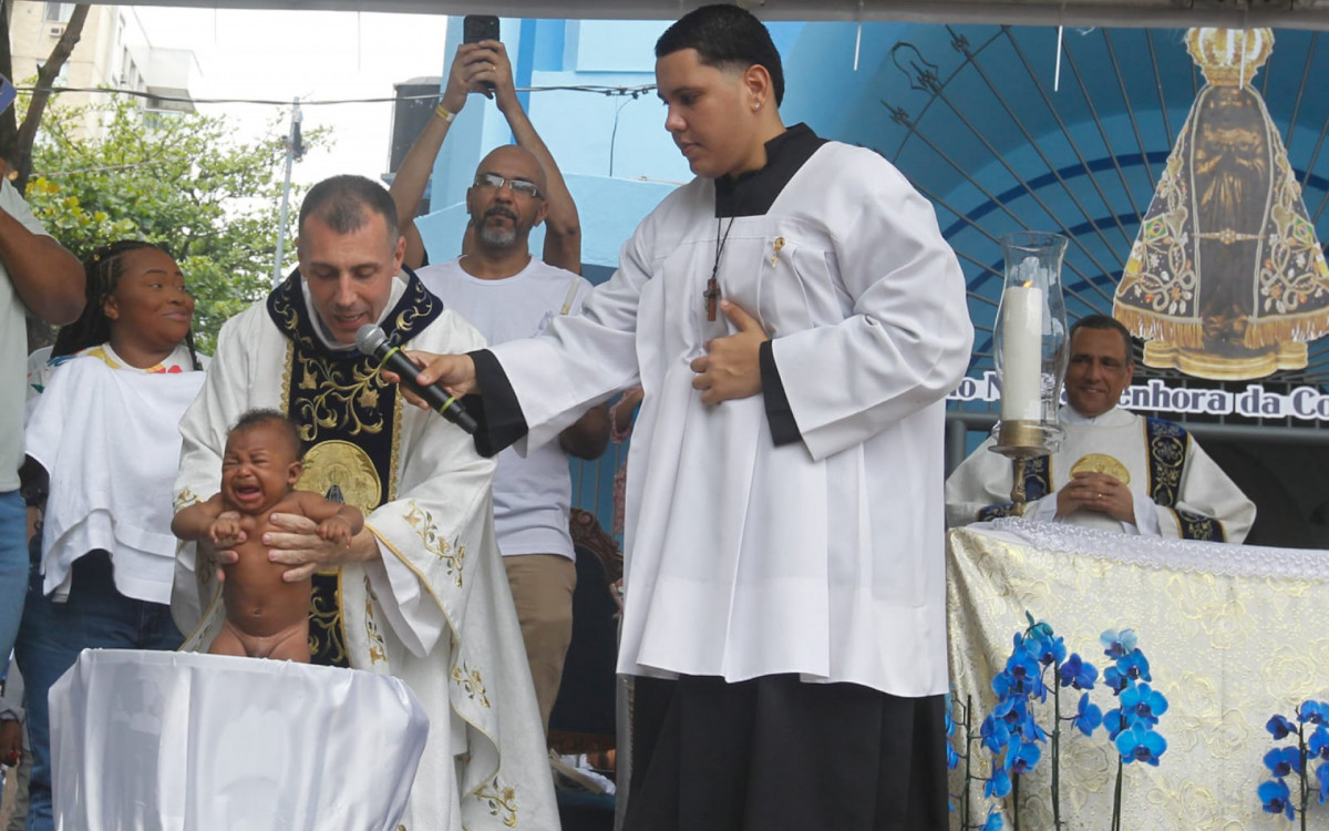 Sandro Correa e Rayssa Avelino batizaram o filho, Matheus, nesta segunda-feira (12)