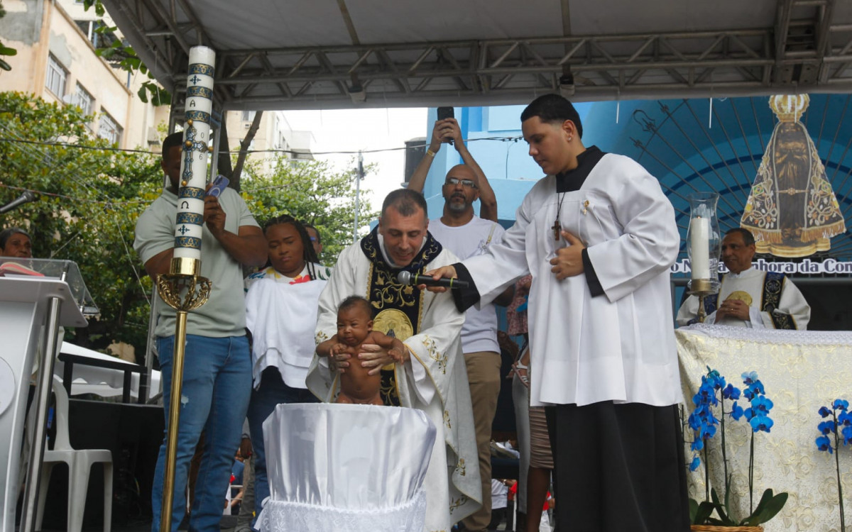 Sandro Correa e Rayssa Avelino batizaram o filho, Matheus, nesta segunda-feira (12)