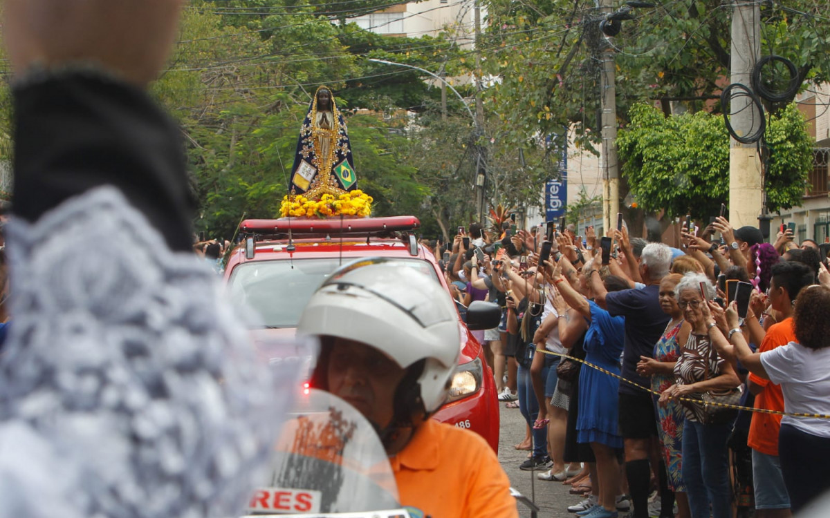 Imagem da Santa chegou com aux&iacute;lio de batedores na igreja matriz