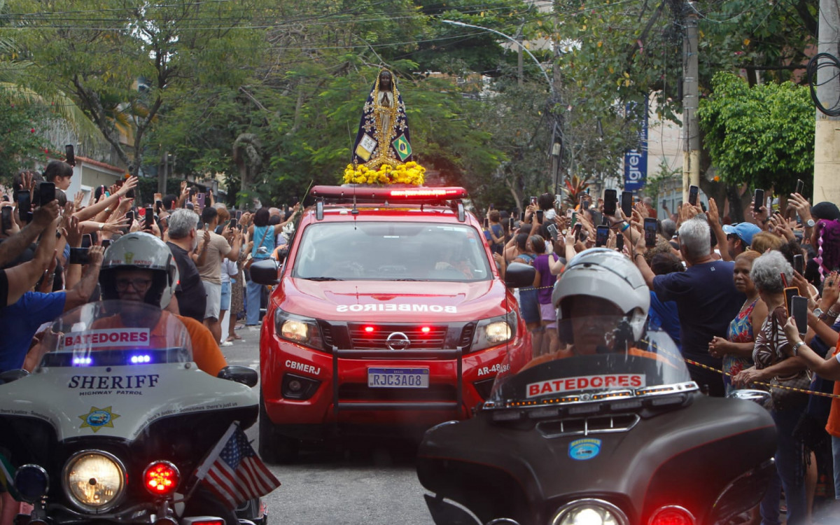 Imagem da Santa chegou com aux&iacute;lio de batedores na igreja matriz