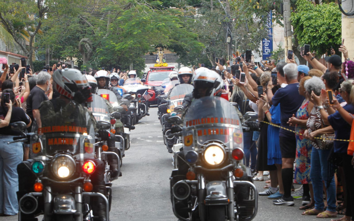 Imagem da Santa chegou com aux&iacute;lio de batedores na igreja matriz