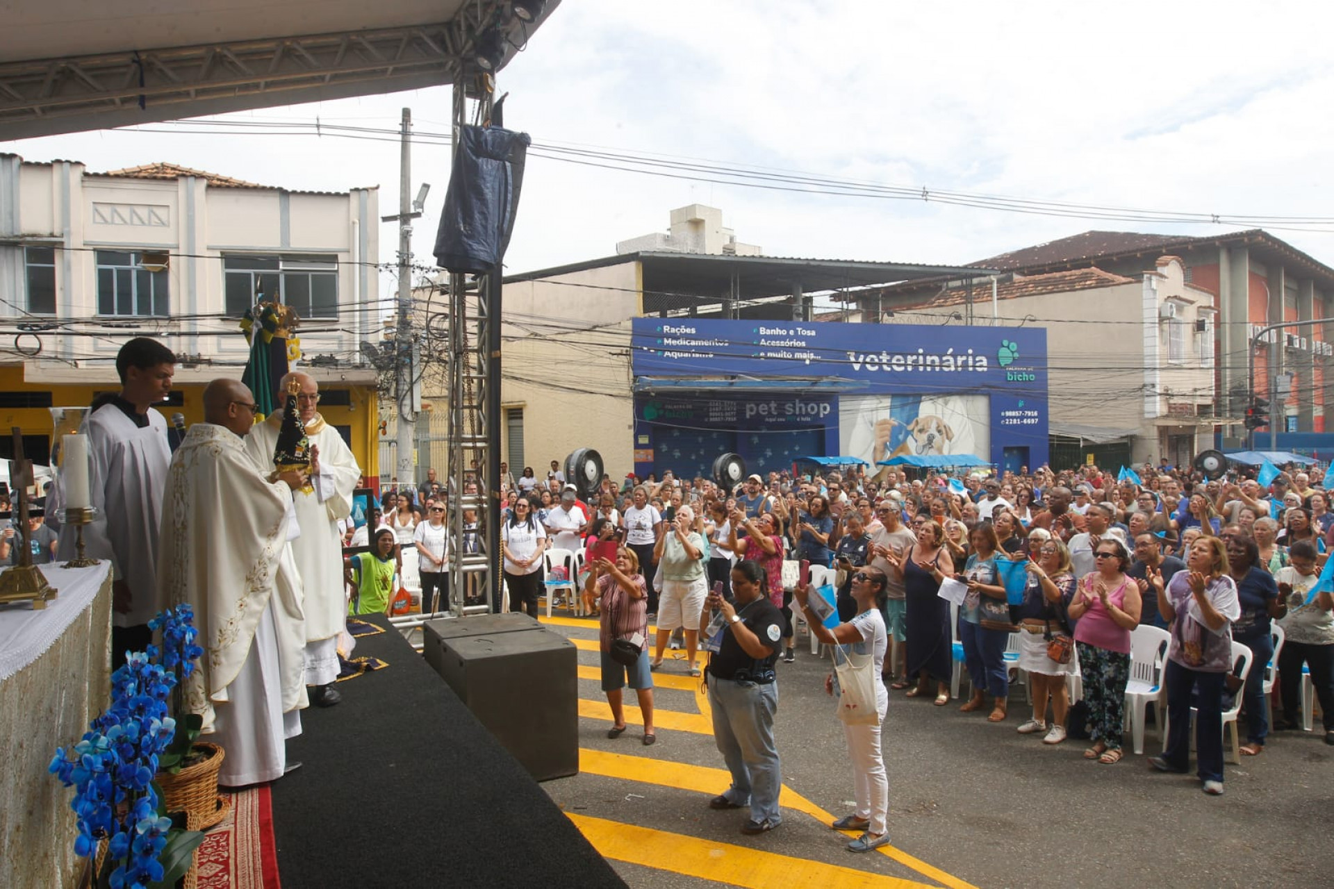 Milhares de fiéis se reuniram na Igreja Matriz de Nossa Senhora da Conceição Aparecida - Reginaldo Pimenta / Agência O Dia