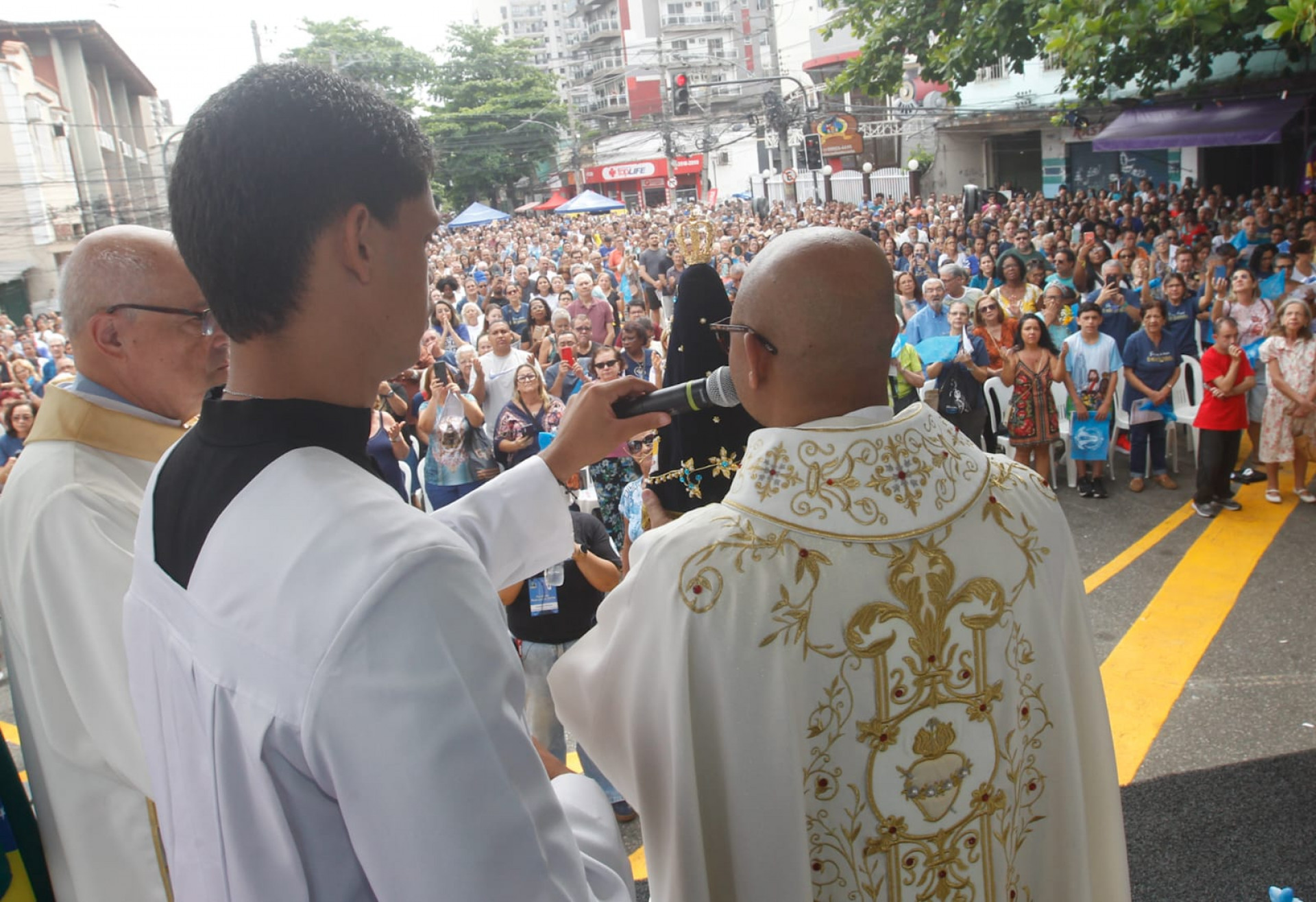 Milhares de fiéis se reuniram na Igreja Matriz de Nossa Senhora da Conceição Aparecida - Reginaldo Pimenta / Agência O Dia