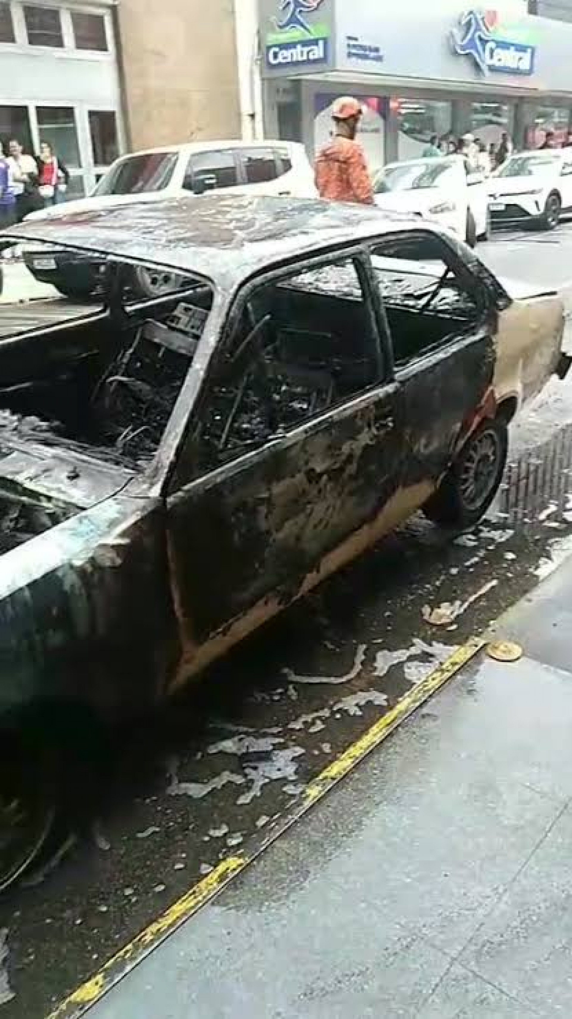 Carro ficou totalmente destruído 