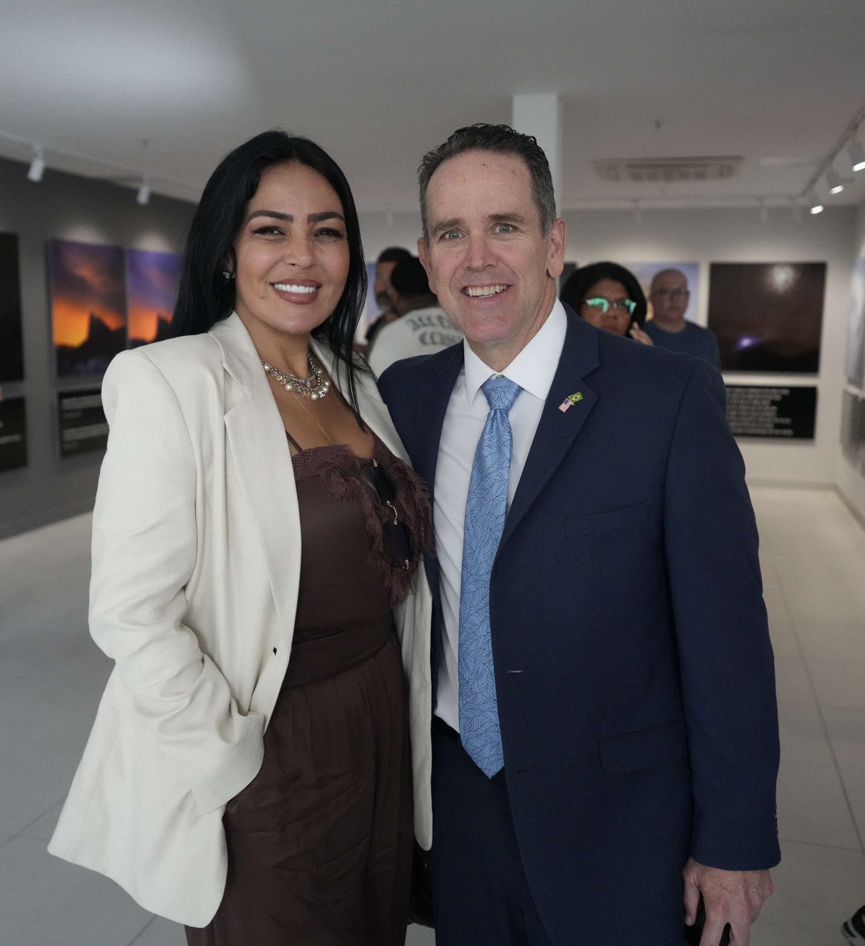 Apresentadora Gardênia Cavalcanti ao lado de Ryan Rowlands, cônsul dos EUA