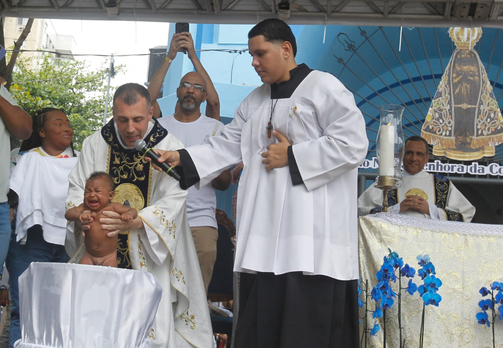 Sandro Correa e Rayssa Avelino batizaram o filho, Matheus, nesta segunda-feira (12) - Reginaldo Pimenta / Agência O Dia