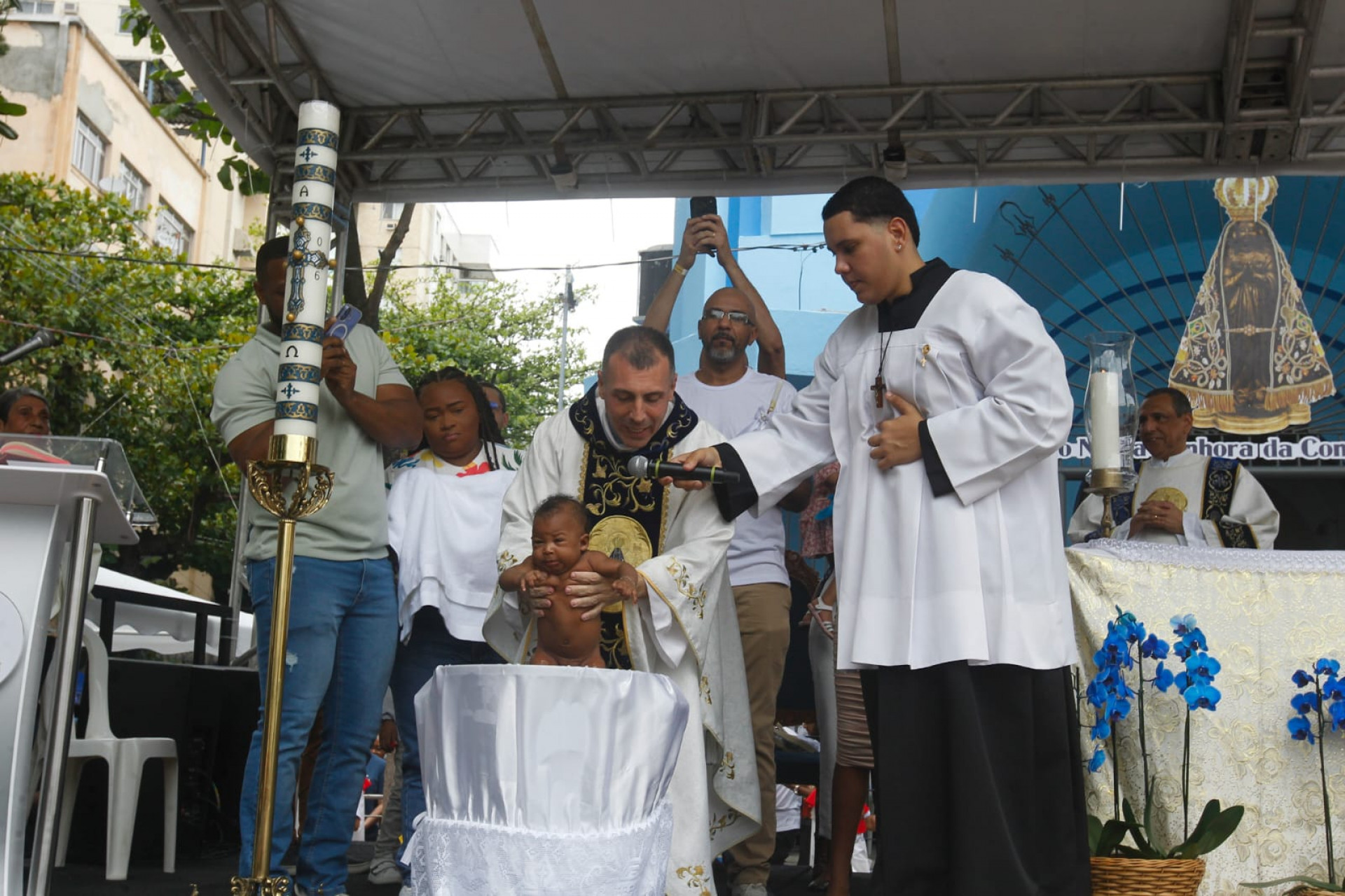 Sandro Correa e Rayssa Avelino batizaram o filho, Matheus, nesta segunda-feira (12) - Reginaldo Pimenta / Agência O Dia