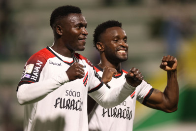 Viveros, do Athletico-PR, ameaça recorde de Cano no Brasileirão