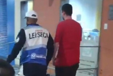 Homem tenta engolir carteira da Polícia Civil em abordagem da Lei Seca
