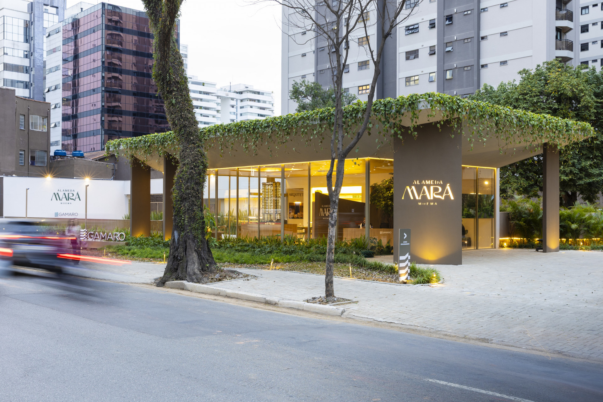 Estande de vendas em S&atilde;o Paulo tem quadra de pickleball posicionada junto ao passeio p&uacute;blico - Divulga&ccedil;&atilde;o