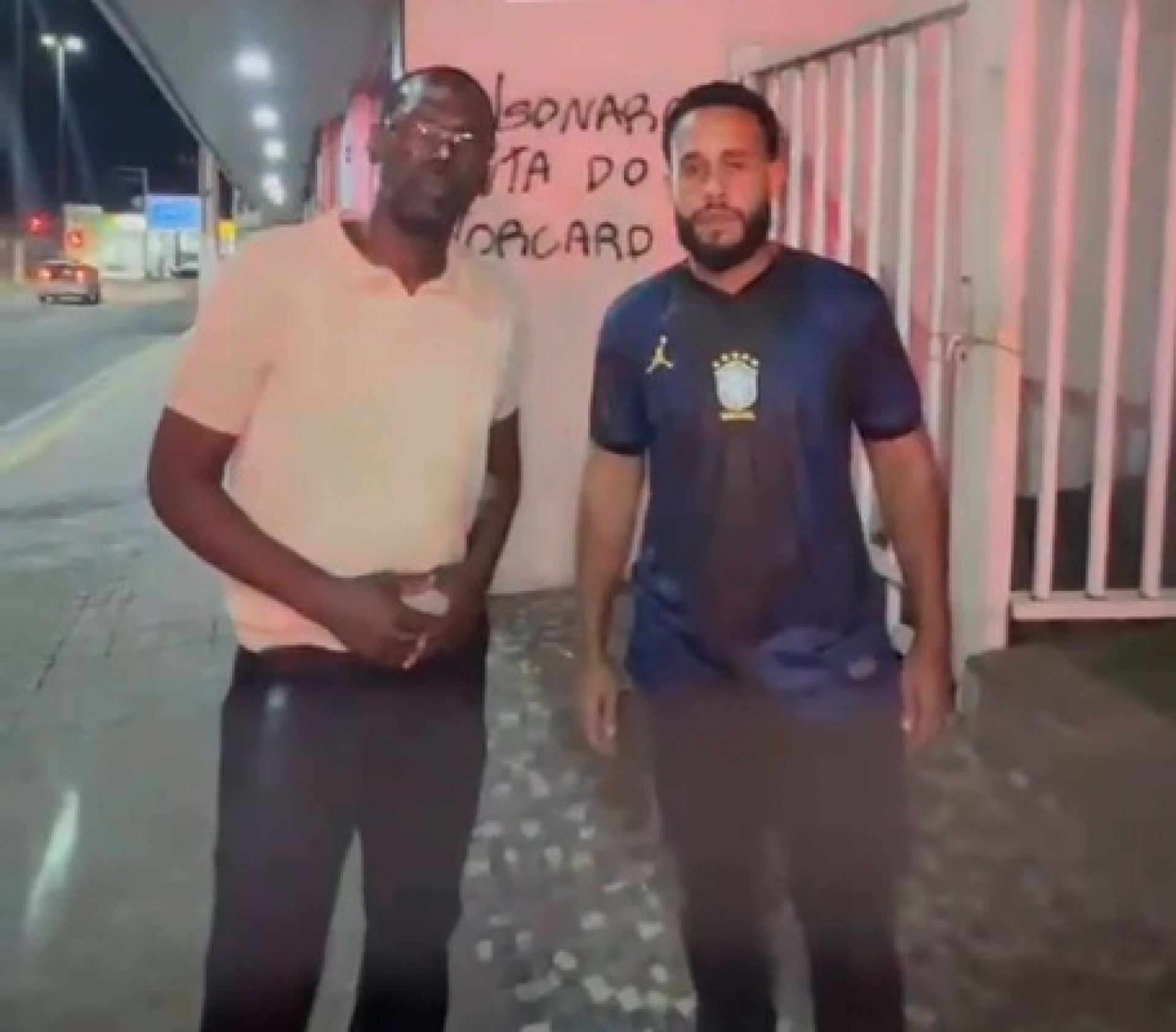 Servi&ccedil;os buscam recuperar os locais atingidos ap&oacute;s caminhada pr&oacute;-Lula; PT condena o vandalismo e anuncia den&uacute;ncia contra suspeito identificado - Foto: Reprodu&ccedil;&atilde;o de V&iacute;deo Rede Social
