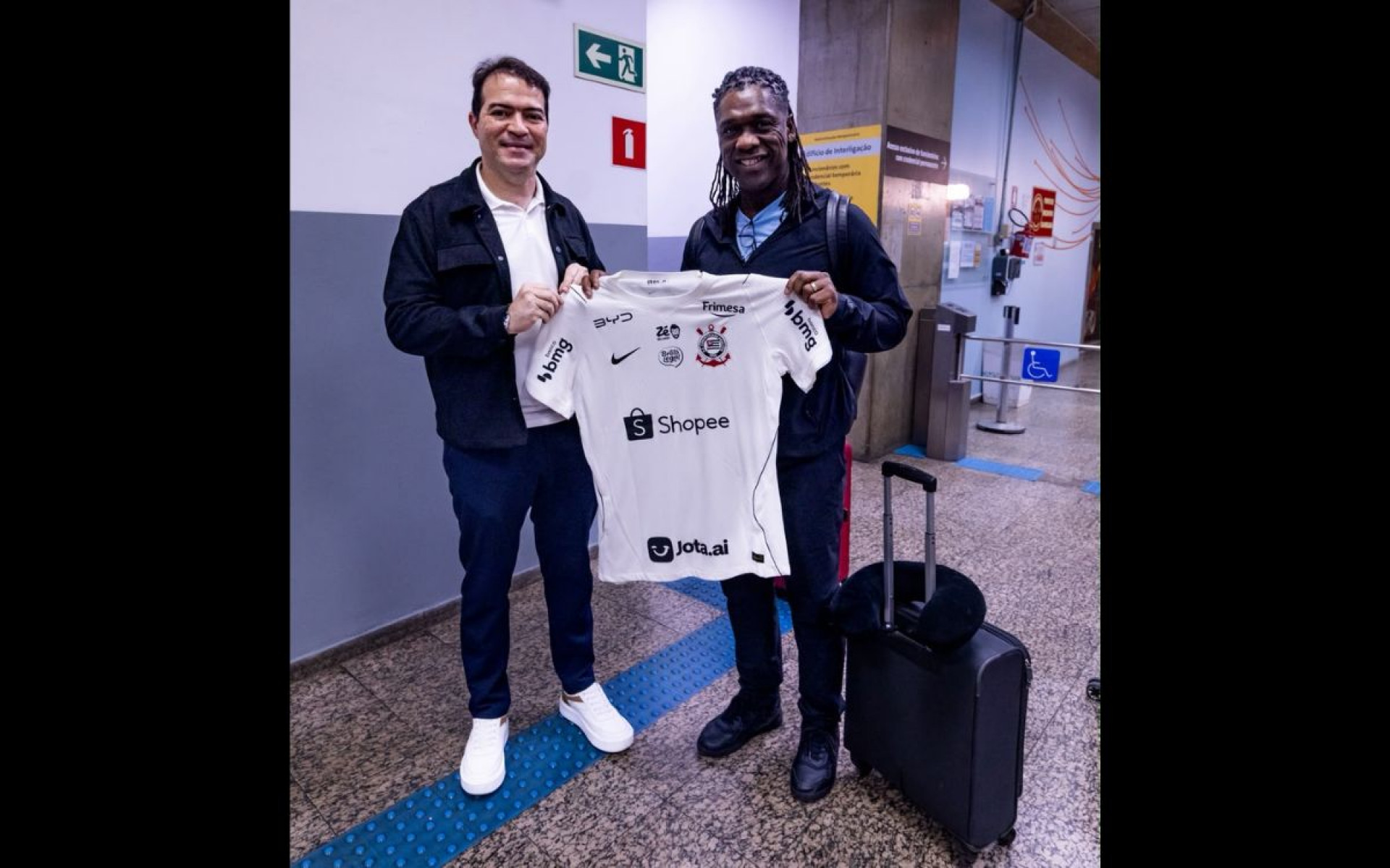 Seedorf desembarca em São Paulo para assumir o Corinthians