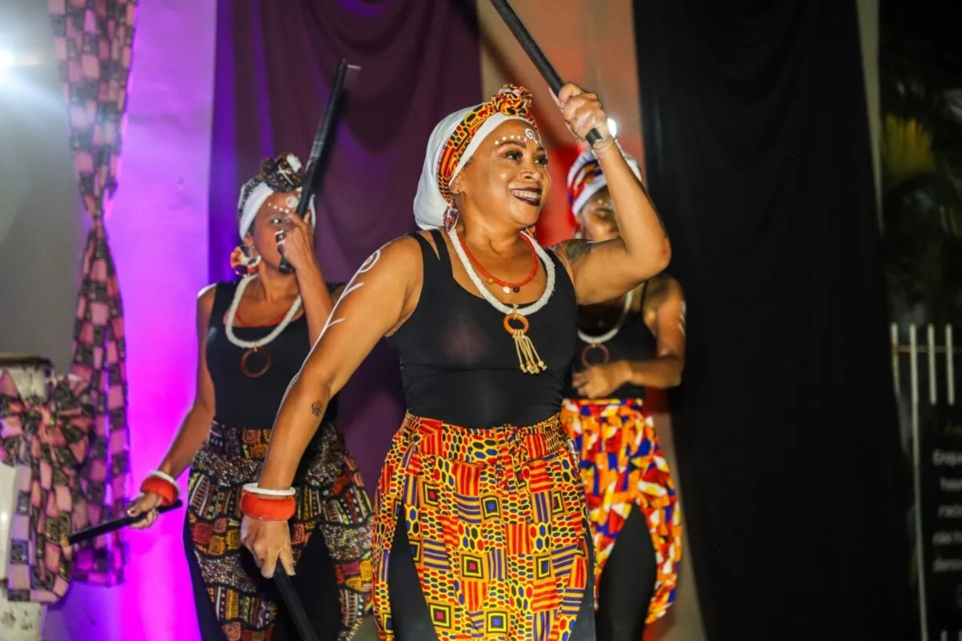 Oficina e apresenta&ccedil;&atilde;o de dan&ccedil;a levaram ritmos africanos e afro-brasileiros &agrave; Pra&ccedil;a M&aacute;rio Moreira, em Quissam&atilde; - Foto: Divulga&ccedil;&atilde;o