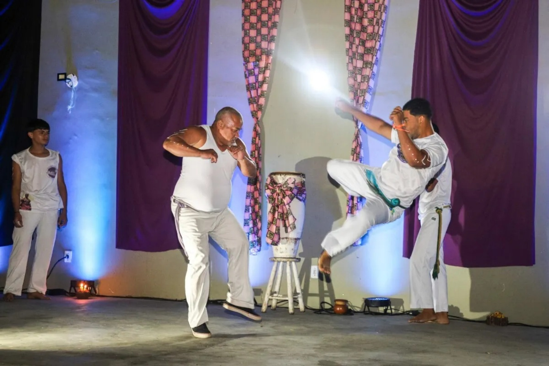 Oficina e apresenta&ccedil;&atilde;o de dan&ccedil;a levaram ritmos africanos e afro-brasileiros &agrave; Pra&ccedil;a M&aacute;rio Moreira, em Quissam&atilde; - Foto: Divulga&ccedil;&atilde;o