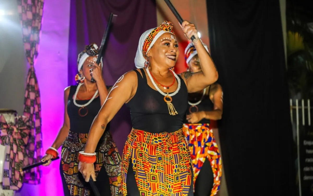 Oficina e apresentação de dança levaram ritmos africanos e afro-brasileiros à Praça Mário Moreira, em Quissamã