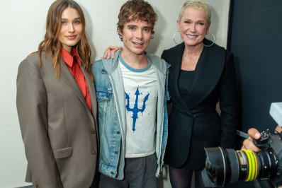 Xuxa e Sasha vão à estreia vip de musical estrelado por João Lucas