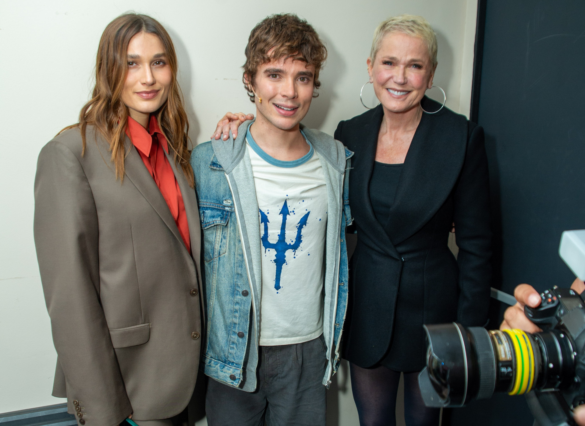 Xuxa e Sasha vão à estreia vip de musical estrelado por João Lucas