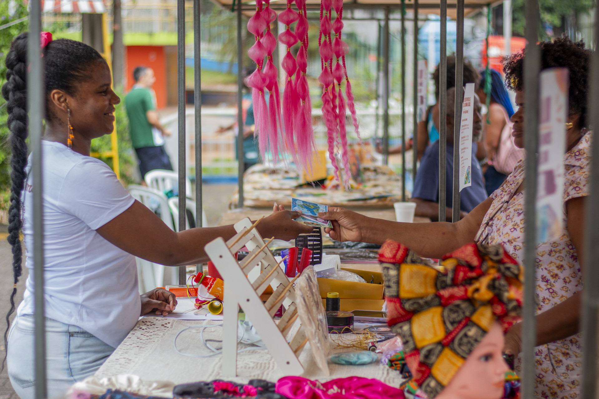 Feira Solidária Mulheres da Parada lança moeda social em São Gonçalo