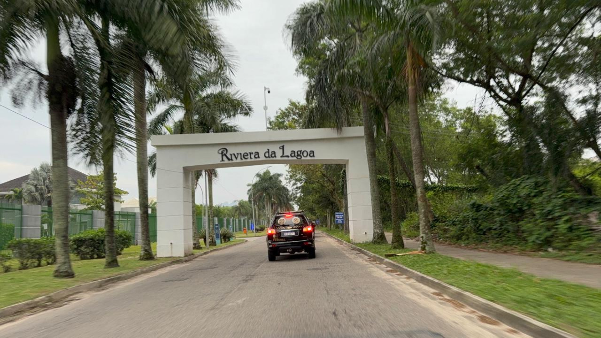 Policiais federais cumpriram mandados na Barra da Tijuca, na Zona Sudoeste - Divulgação / Polícia Federal
