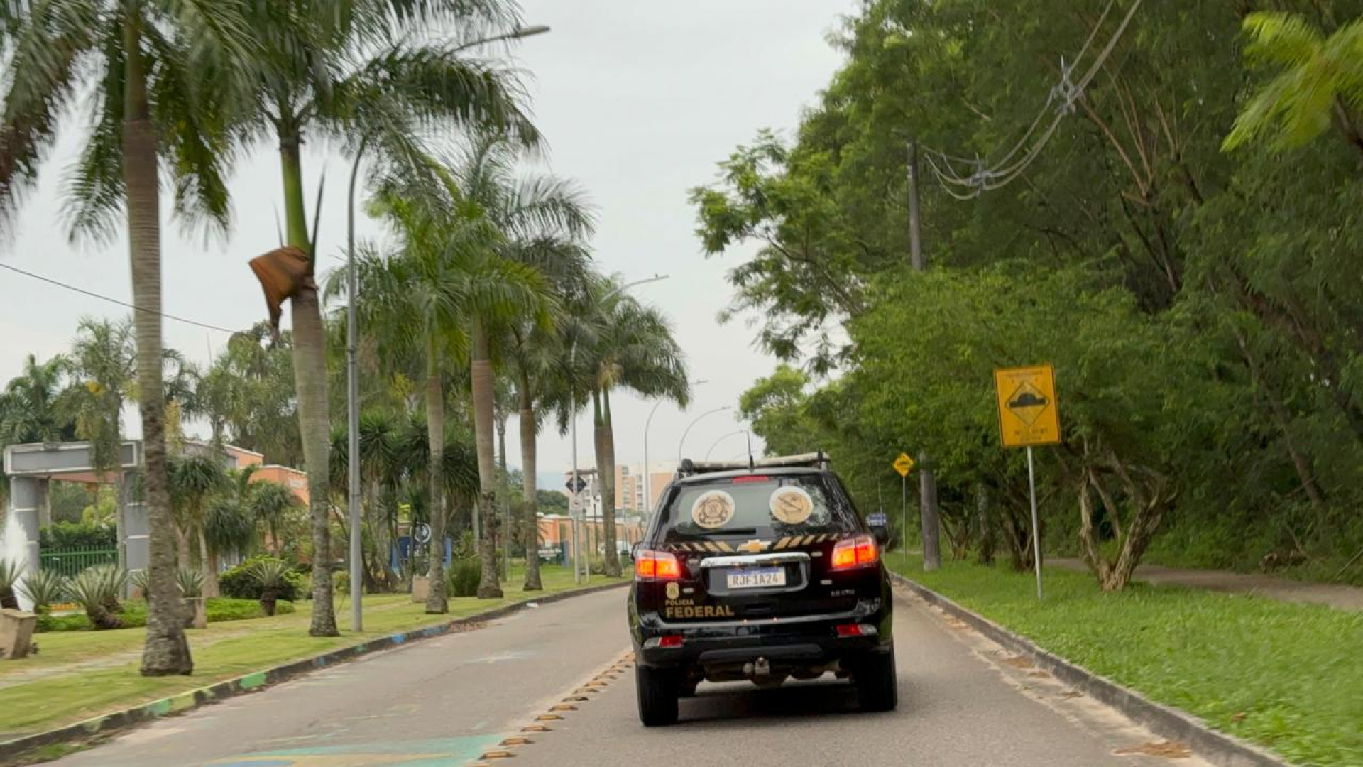 Policiais federais cumpriram mandados na Barra da Tijuca, na Zona Sudoeste - Divulgação / Polícia Federal
