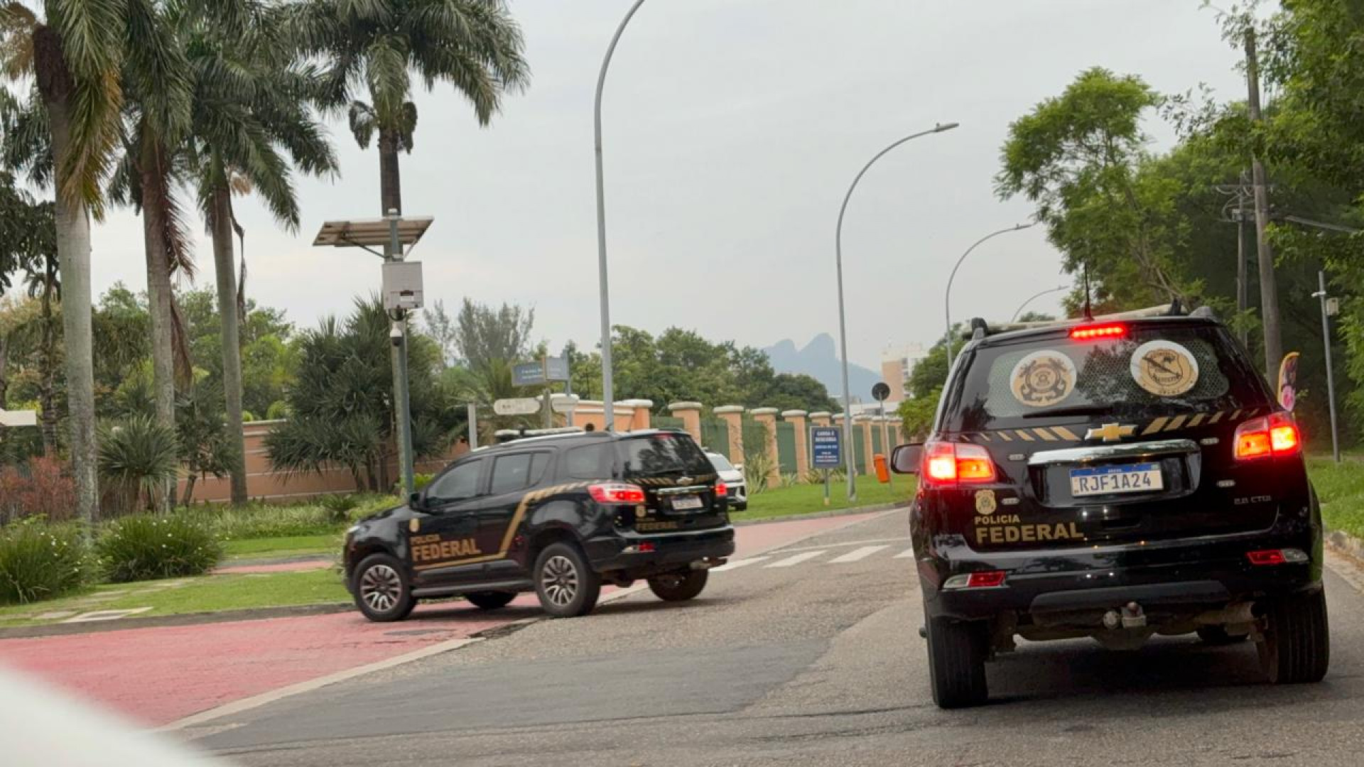 Policiais federais cumpriram mandados na Barra da Tijuca, na Zona Sudoeste - Divulgação / Polícia Federal