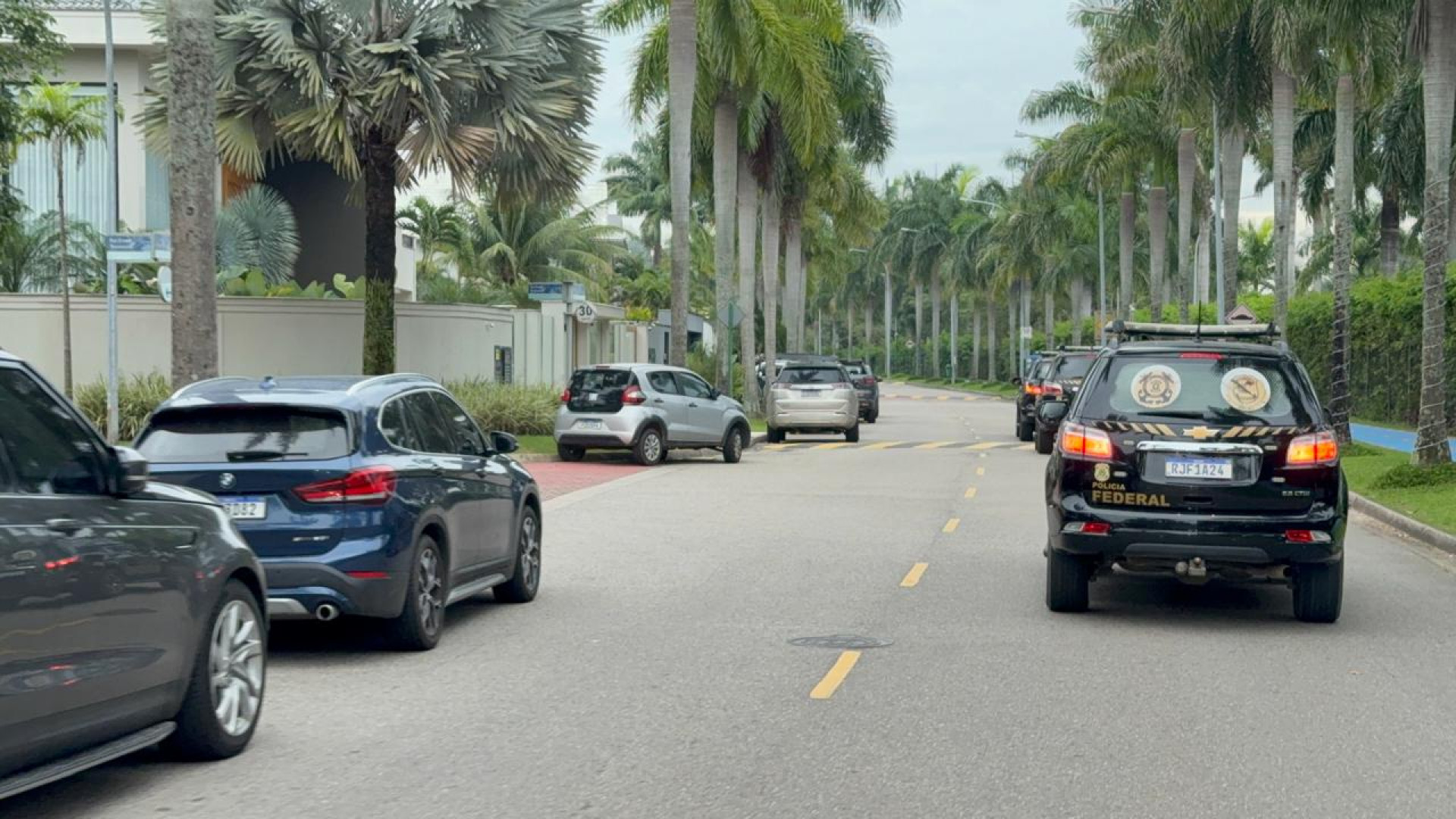 Policiais federais cumpriram mandados na Barra da Tijuca, na Zona Sudoeste - Divulgação / Polícia Federal