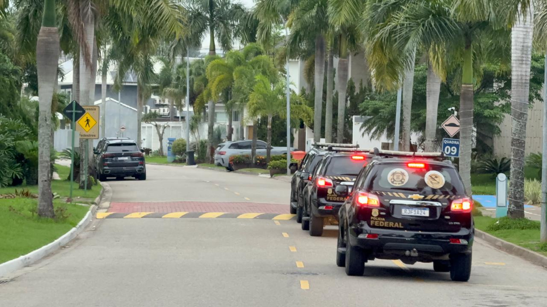 Policiais federais cumpriram mandados na Barra da Tijuca, na Zona Sudoeste - Divulgação / Polícia Federal