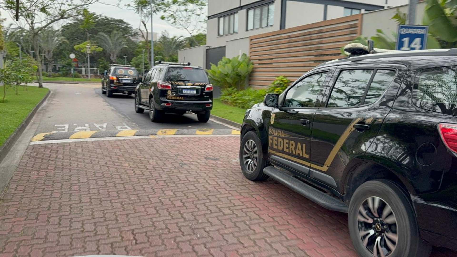 Policiais federais cumpriram mandados na Barra da Tijuca, na Zona Sudoeste - Divulgação / Polícia Federal