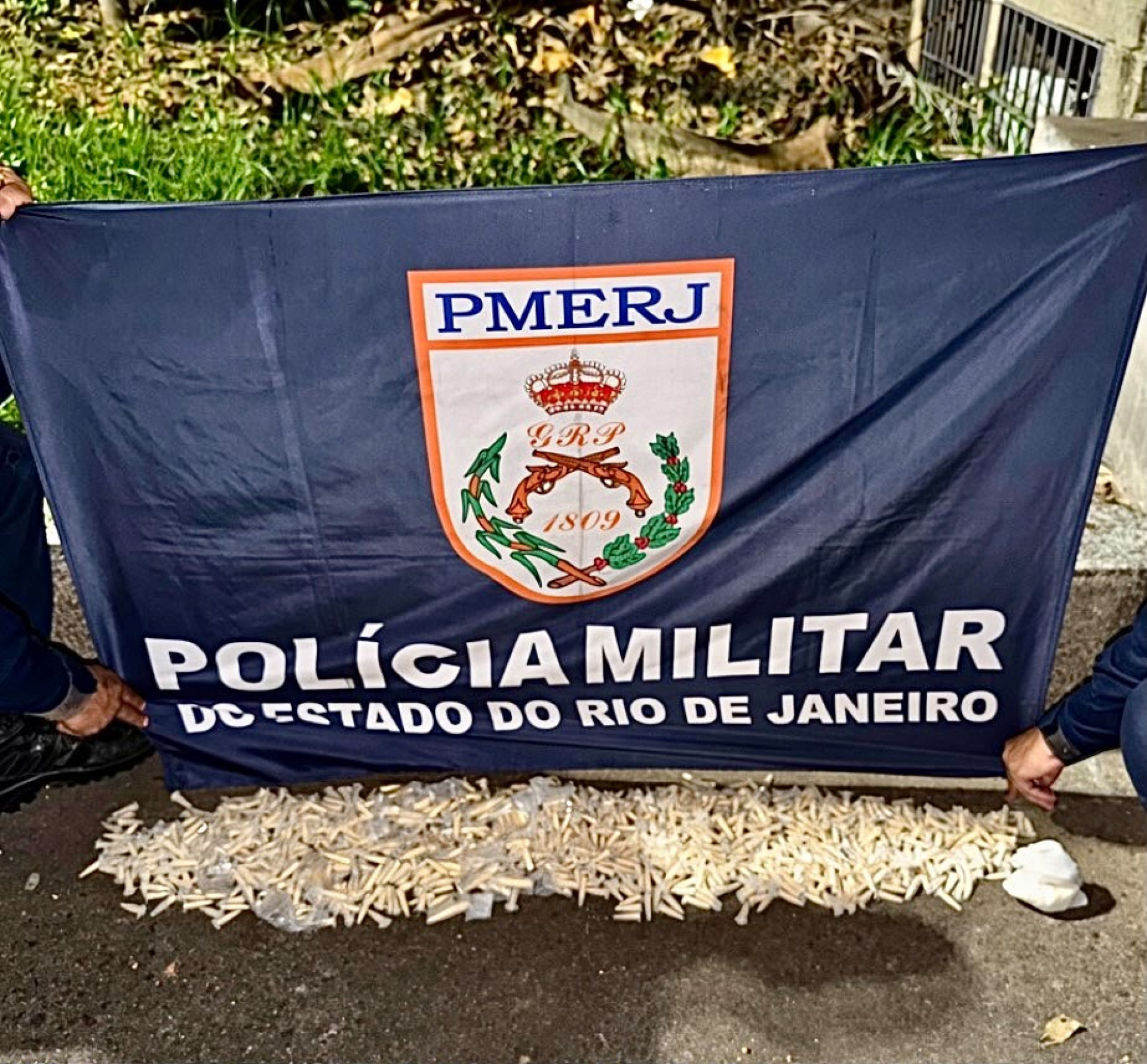 Polícia apreende mil pinos de cocaína no Engenho Novo