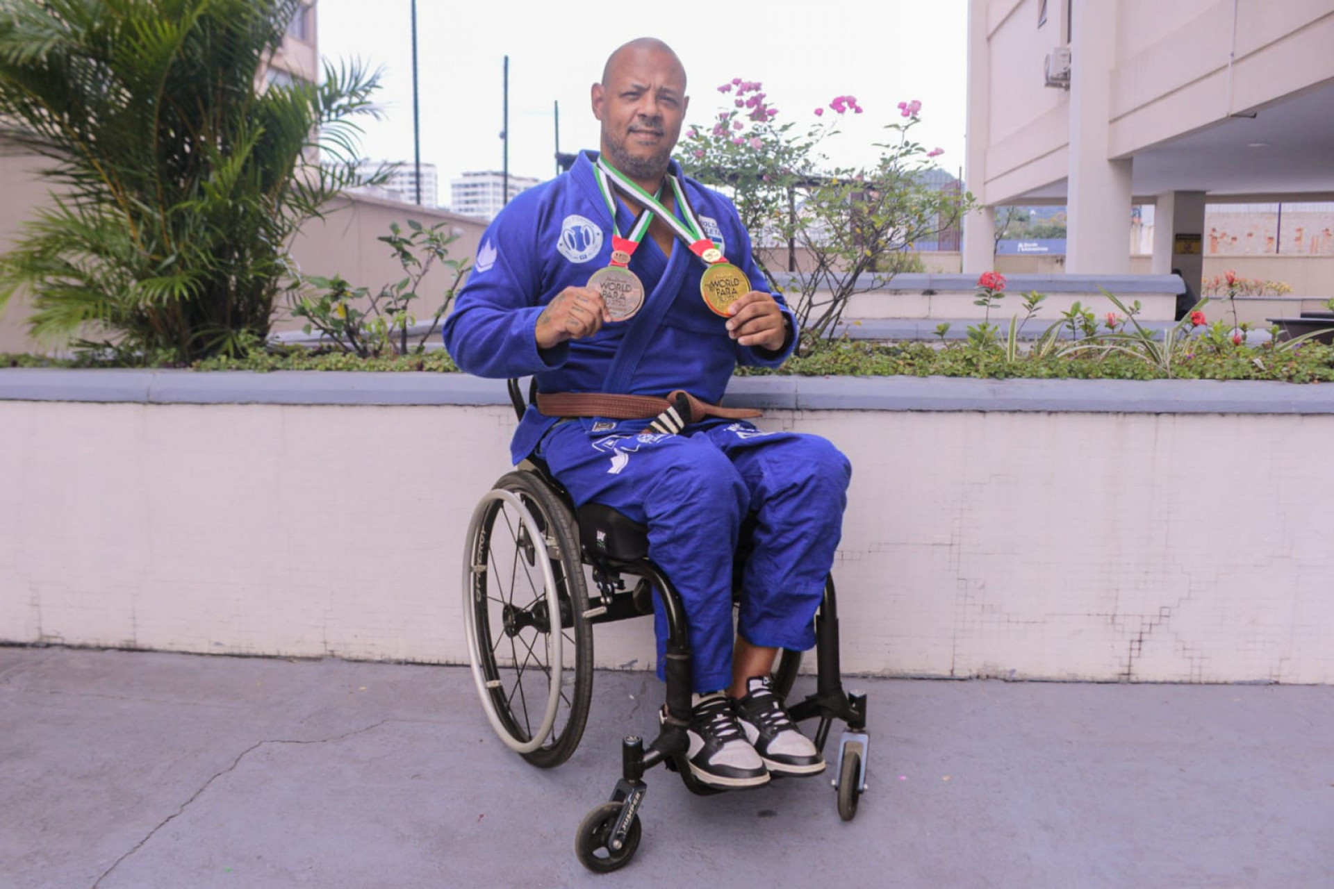 Lutador de parajiu-jitsu quebra barreiras e acumula títulos mundiais