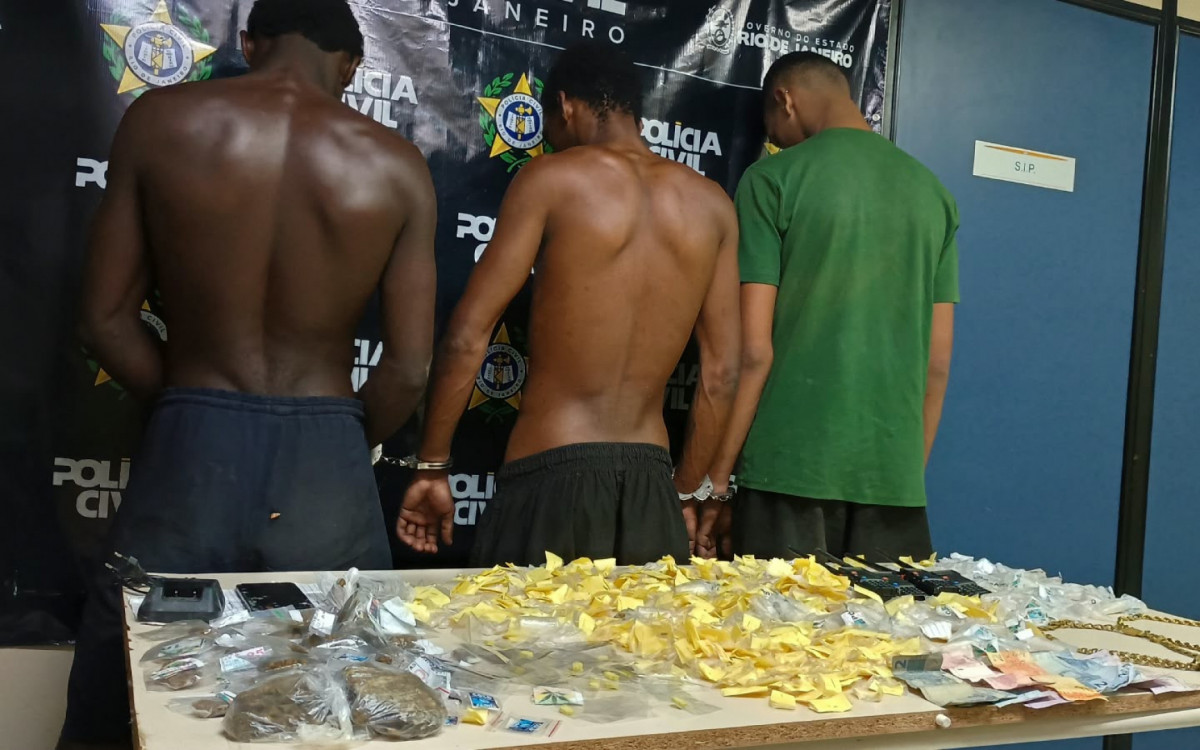 Dupla é presa e adolescente é apreendido na Comunidade da Linha, em Maricá