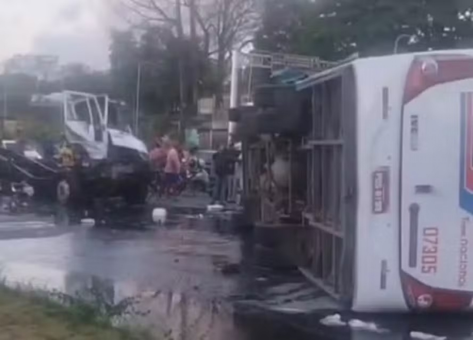 Caminhão desgovernado atinge ônibus e deixa 26 feridos em PE