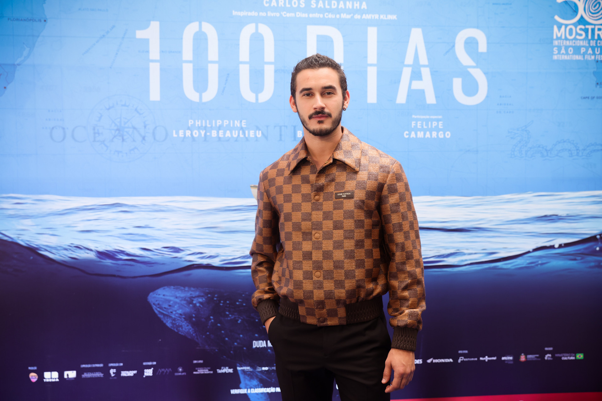 Famosos prestigiam sessão especial de filme em São Paulo