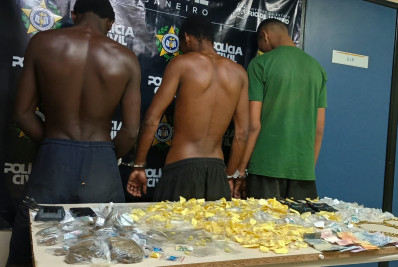 Dupla é presa e adolescente é apreendido na Comunidade da Linha, em Maricá