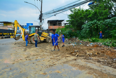 Prefeitura retira lixo de terreno abandonado em Belford Roxo