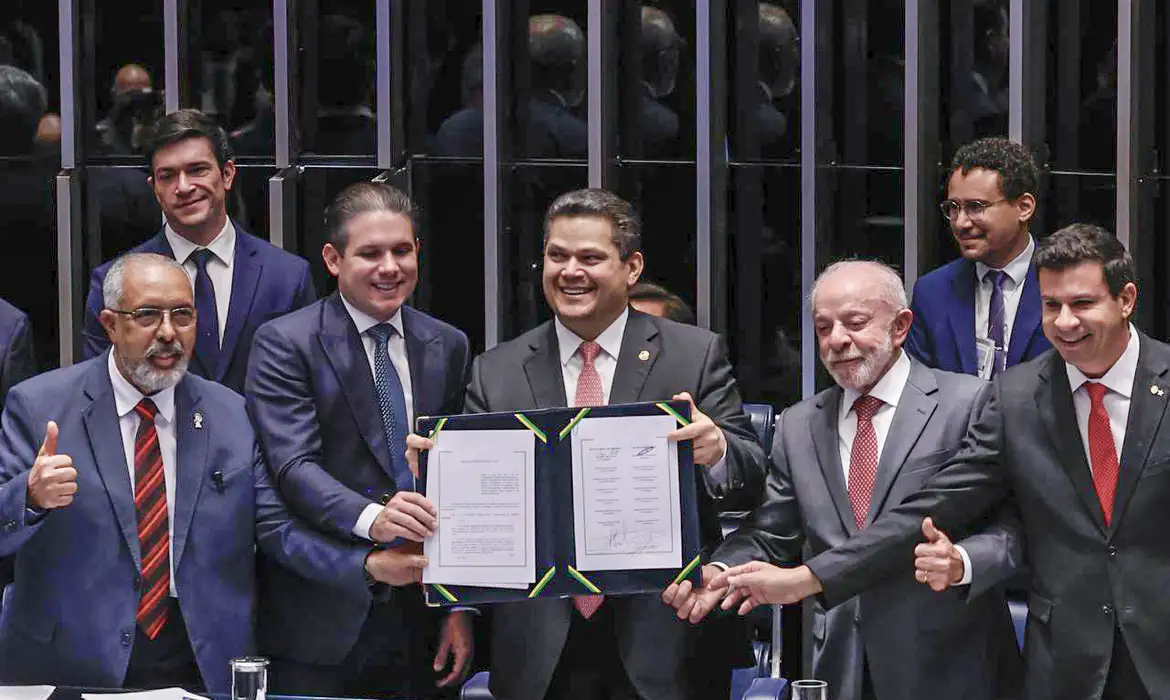 Congresso promulga emenda do fim da escala 6x1