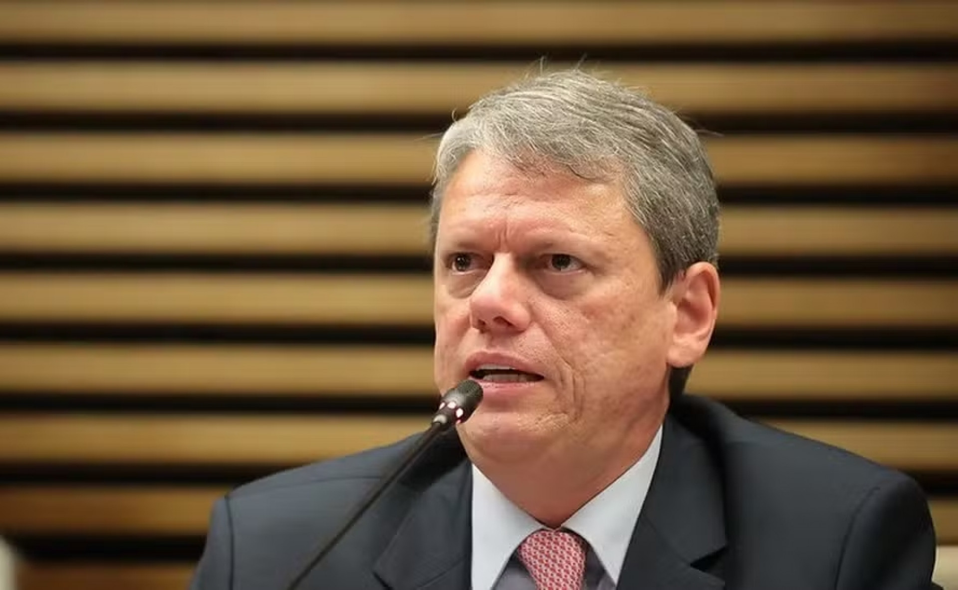 Tarcísio vê necessidade de revisar procedimentos após PM matar três