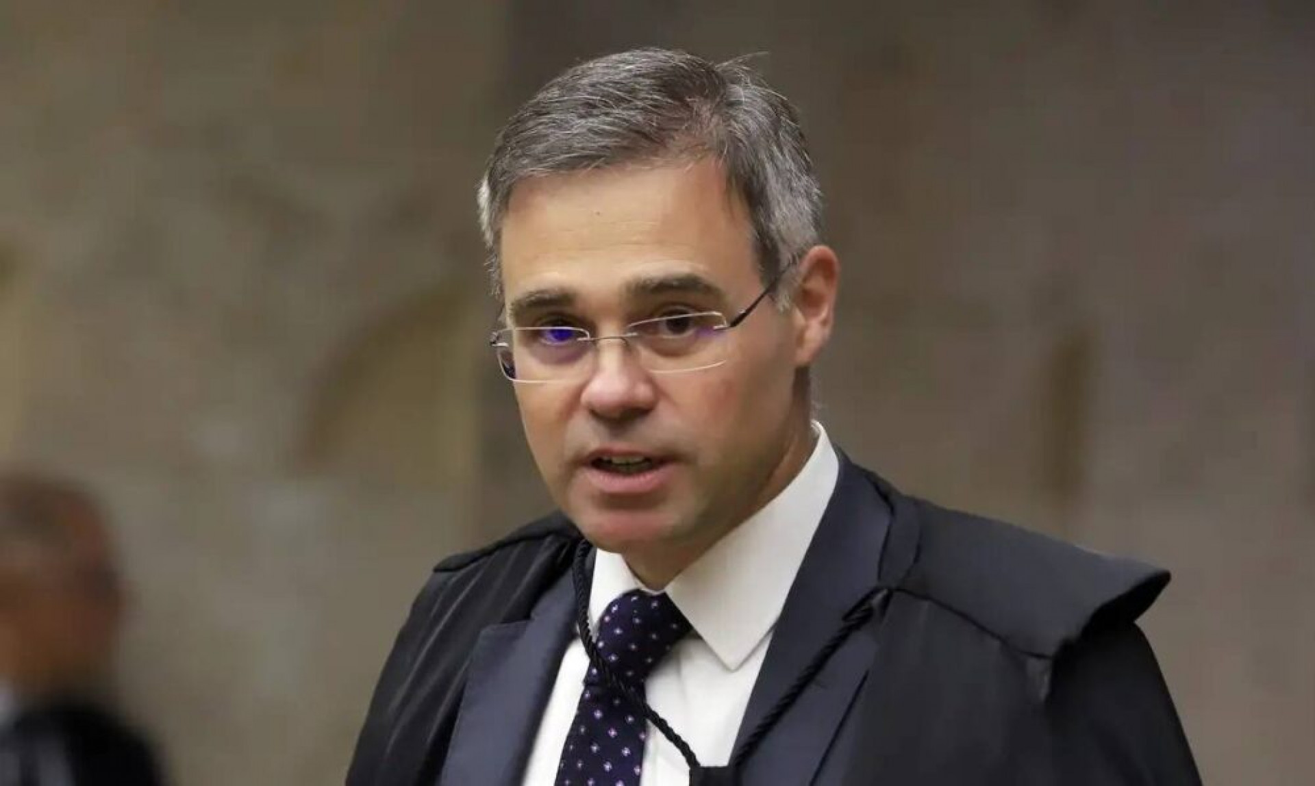 TSE suspende propaganda de Lula que vincula Flávio Bolsonaro às milícias
